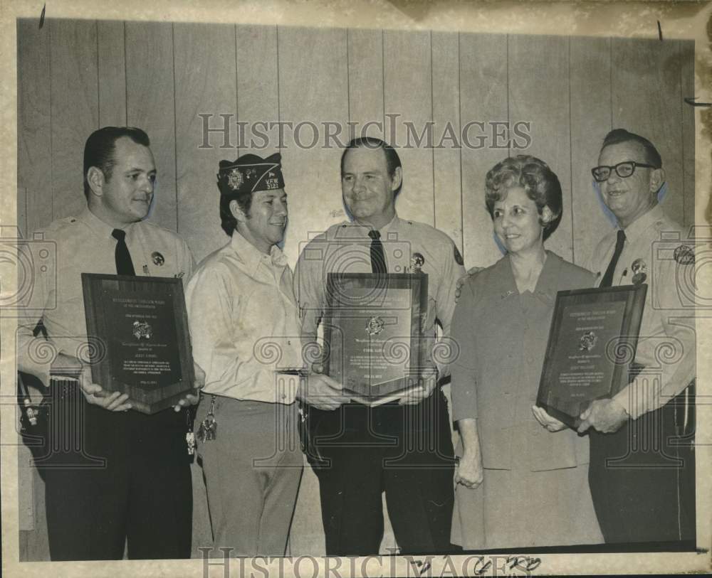 1973 Press Photo Patrolman Carroll Lloyd honored for &quot;outstanding service&quot; - Historic Images