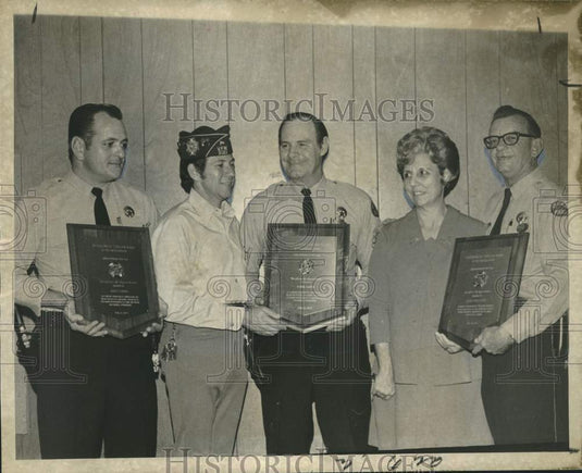 1973 Press Photo Patrolman Carroll Lloyd honored for "outstanding service" - Historic Images