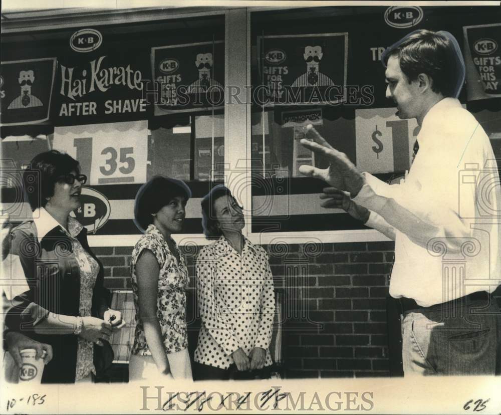 1977 Press Photo Robert Livingston campaigns in New Orleans for Congress- Historic Images