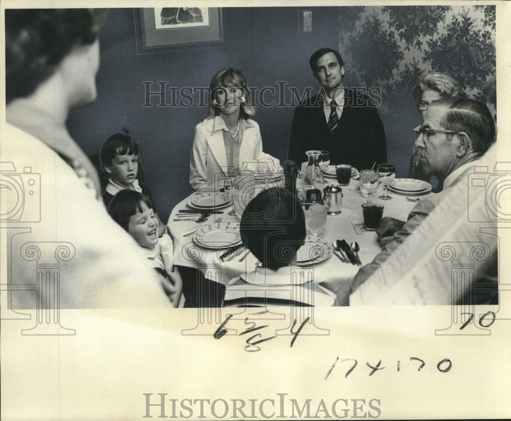 1977 Press Photo US Representative Bob Livingston with family in New Orleans- Historic Images