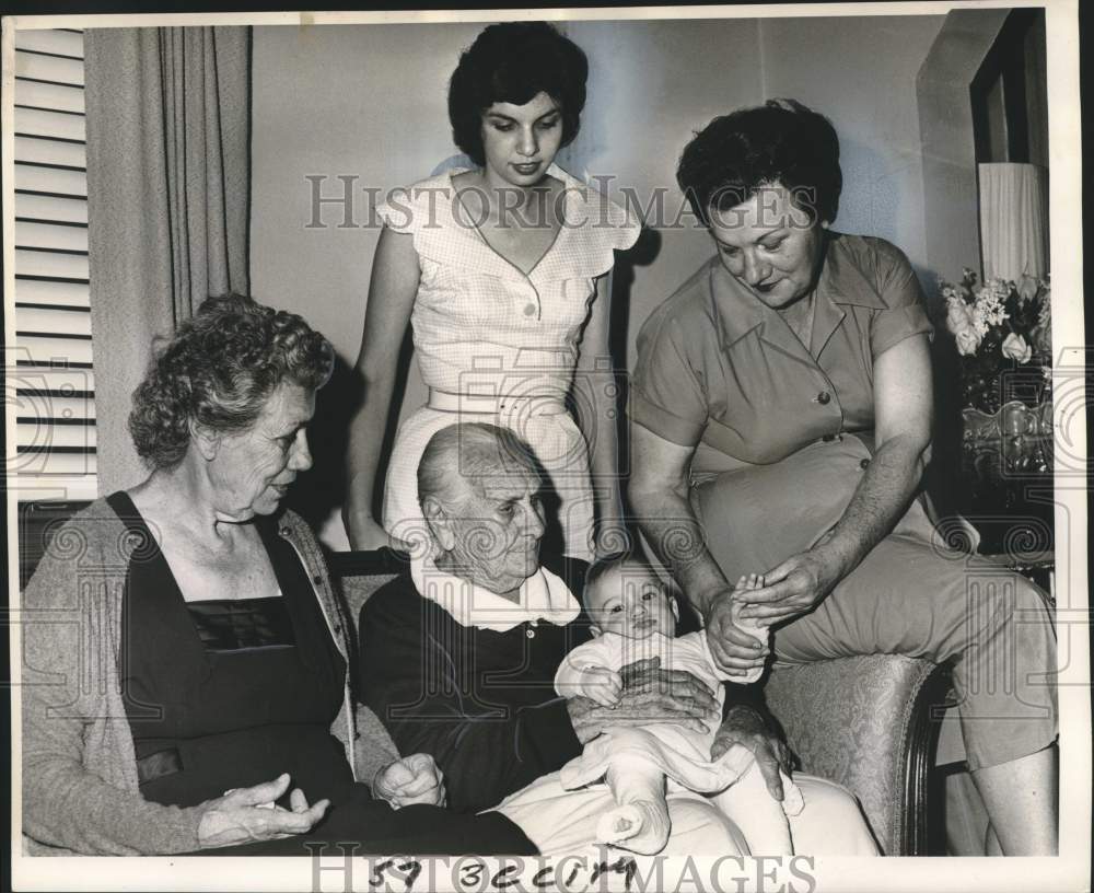 1962 Press Photo Family of William E. Lowe, baby, in New Orleans- Historic Images