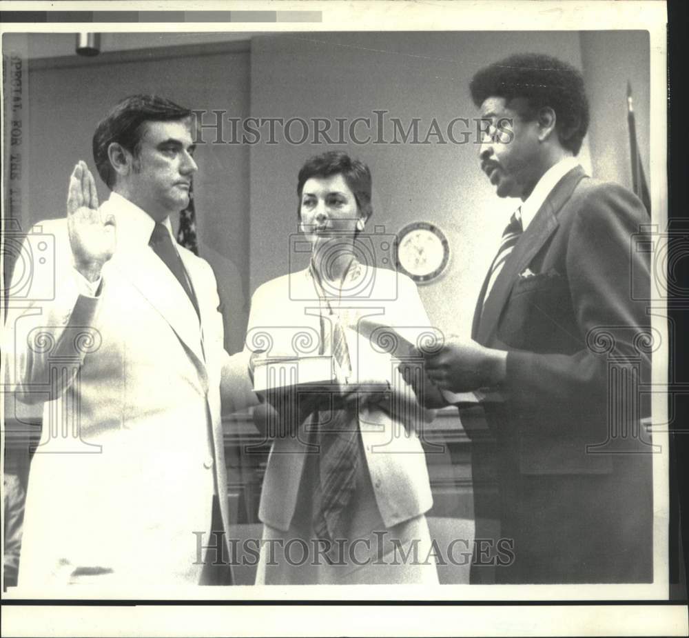 1975 Press Photo Will E. Leonard sworn in as chair of US International Trade - Historic Images