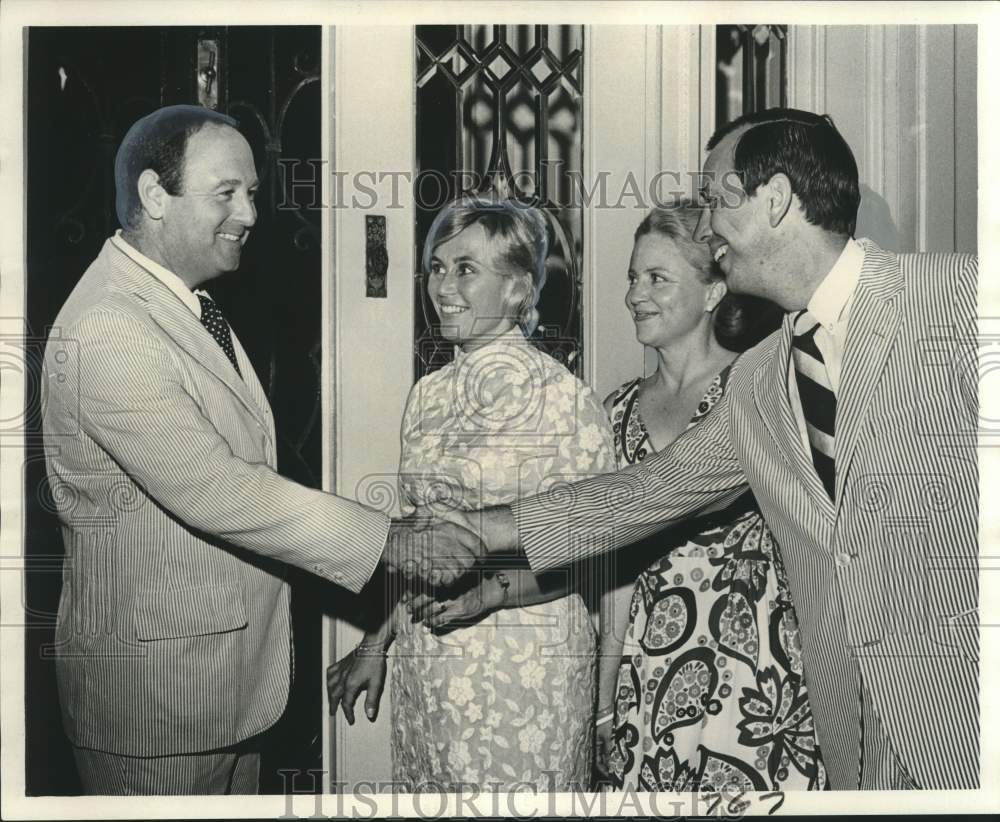 1974 Press Photo Chi Omega alums and their husbands at the Steck&#39;s front door - Historic Images