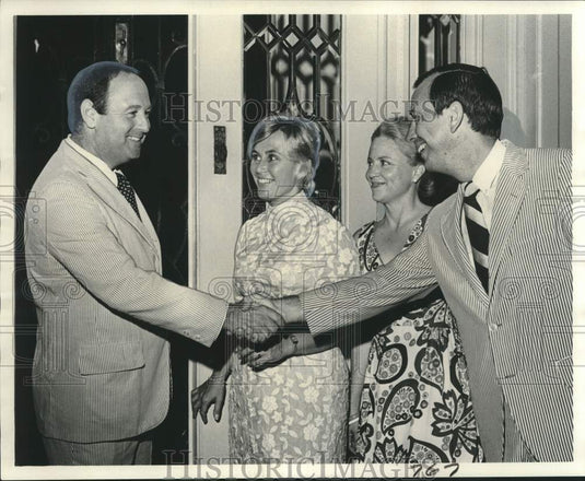 1974 Press Photo Chi Omega alums and their husbands at the Steck's front door - Historic Images