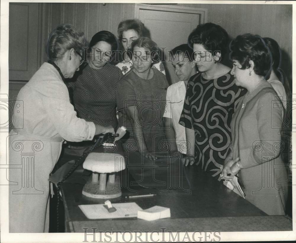 1968 Press Photo Mrs. Maida Tabor demonstrates ironic technique for sewing
