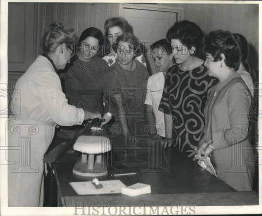 1968 Press Photo Mrs. Maida Tabor demonstrates ironic technique for sewing