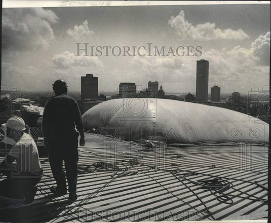 1974 Press Photo Workers work on top of Superdome in New Orleans- Historic Images