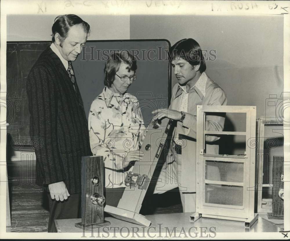 1975 Press Photo Don Joly gives security demonstration at Oak Park Presbyterian - Historic Images