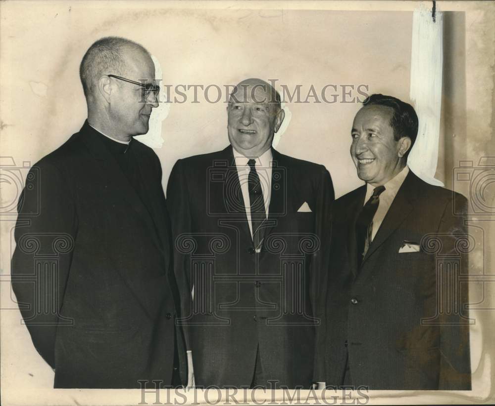 1967 Press Photo Officials of Ecuadorian-Louisiana Institute in New Orleans talk- Historic Images