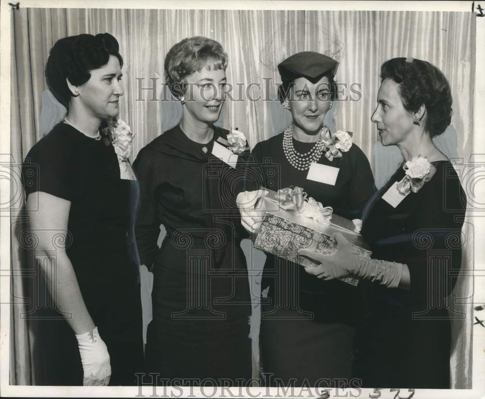 1959 Press Photo Ladies&#39; Auxiliary of New Orleans Home Builders&#39; Assoc. awards