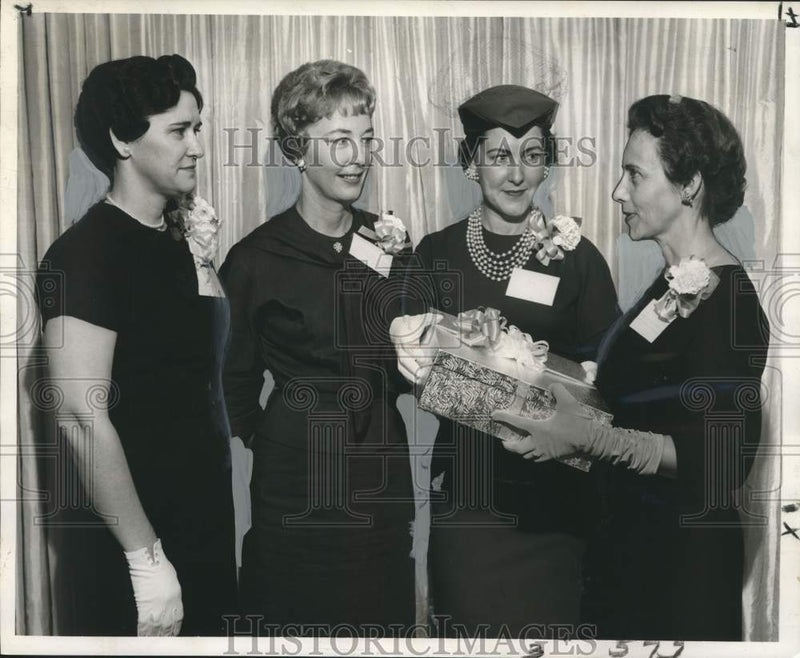 Load image into Gallery viewer, 1959 Press Photo Ladies' Auxiliary of New Orleans Home Builders' Assoc. awards
