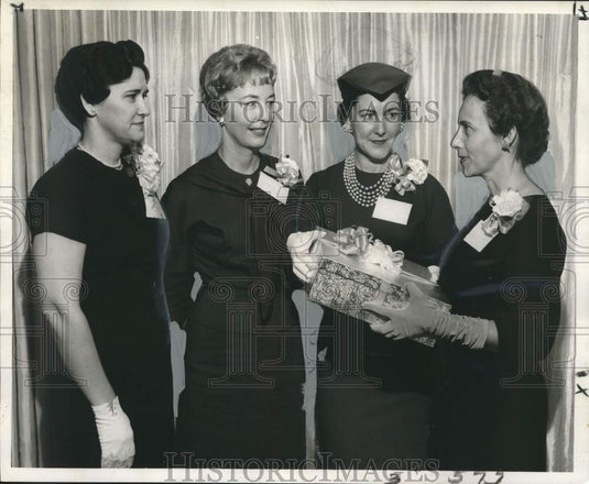 1959 Press Photo Ladies' Auxiliary of New Orleans Home Builders' Assoc. awards