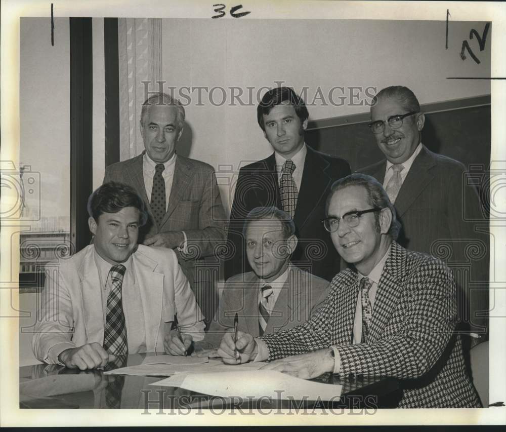 1972 Press Photo New Orleans HUD &amp; developer sign mortgage for new apartments