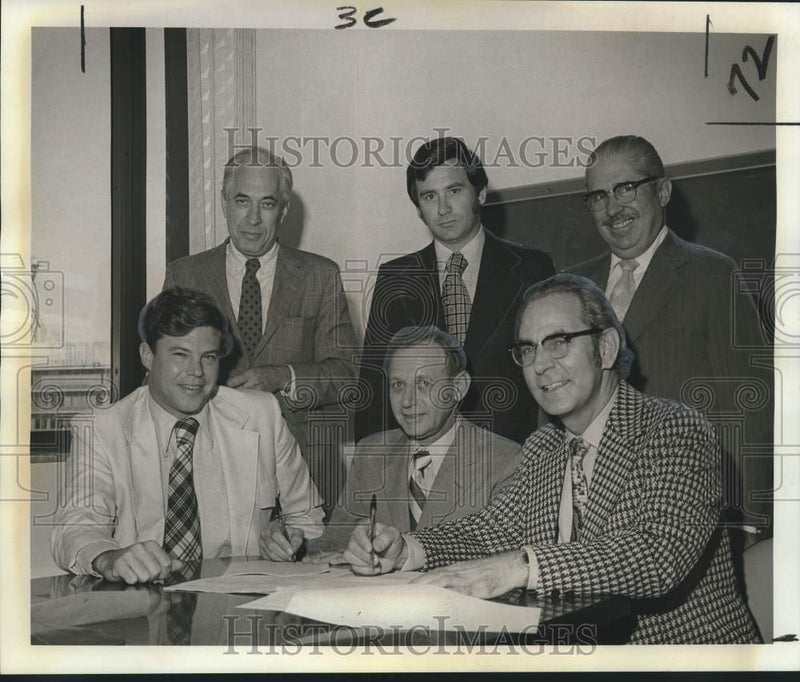 Load image into Gallery viewer, 1972 Press Photo New Orleans HUD &amp; developer sign mortgage for new apartments
