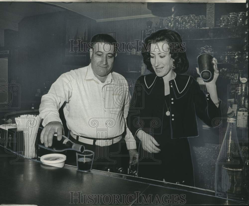 1973 Press Photo Antonio Lopez &amp; daughter Maria de la Carmen, Espana restaurant- Historic Images