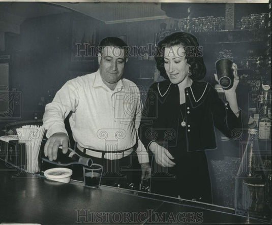 1973 Press Photo Antonio Lopez & daughter Maria de la Carmen, Espana restaurant- Historic Images