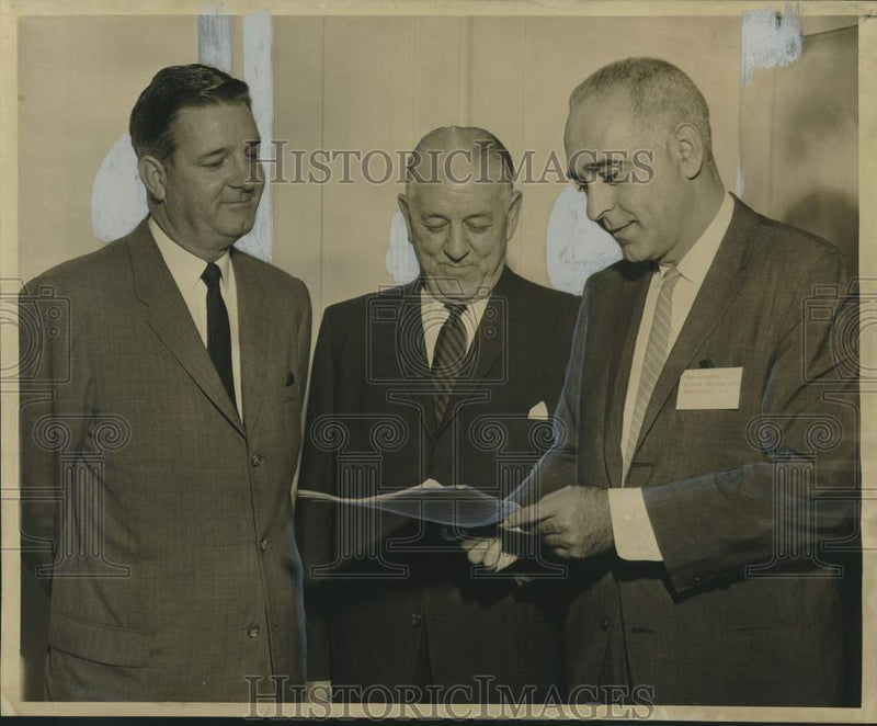 Load image into Gallery viewer, 1962 Press Photo Gus Levathes &amp; small business meeting attendees - noo40156
