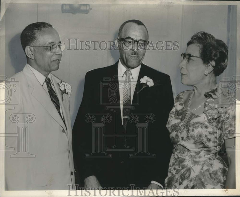 Load image into Gallery viewer, 1962 Press Photo Orleans parish instructors honored by Orleans Principals Assn
