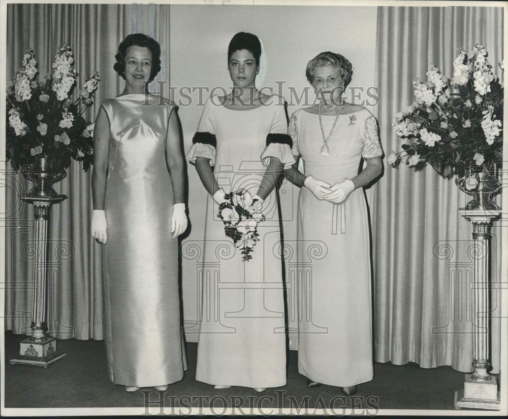 1965 Press Photo Mrs. Donald Ambros Maginnis & Miss Kathleen Maginnis, fete