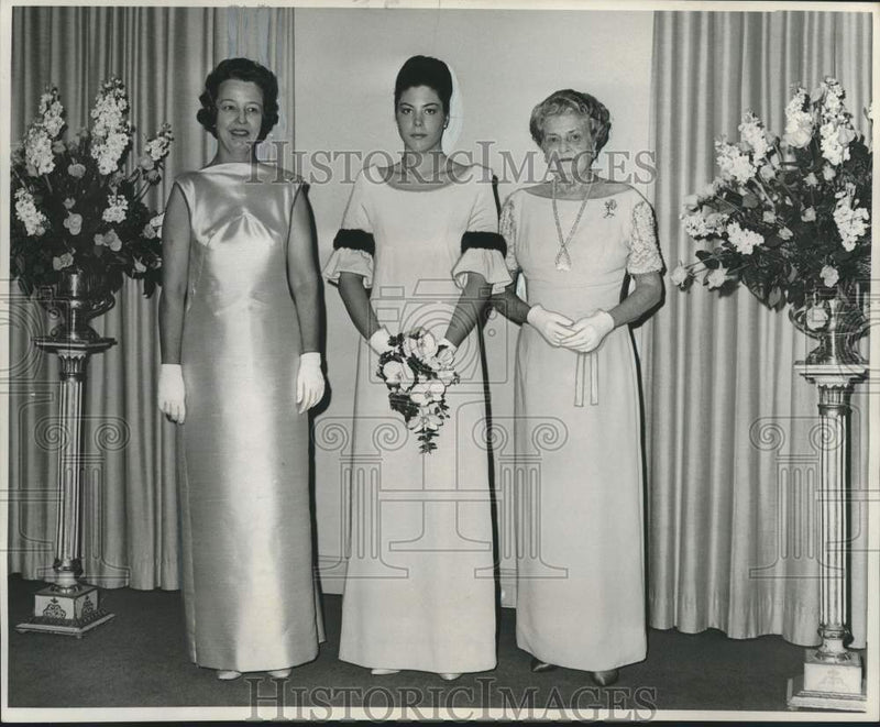 Load image into Gallery viewer, 1965 Press Photo Mrs. Donald Ambros Maginnis &amp; Miss Kathleen Maginnis, fete
