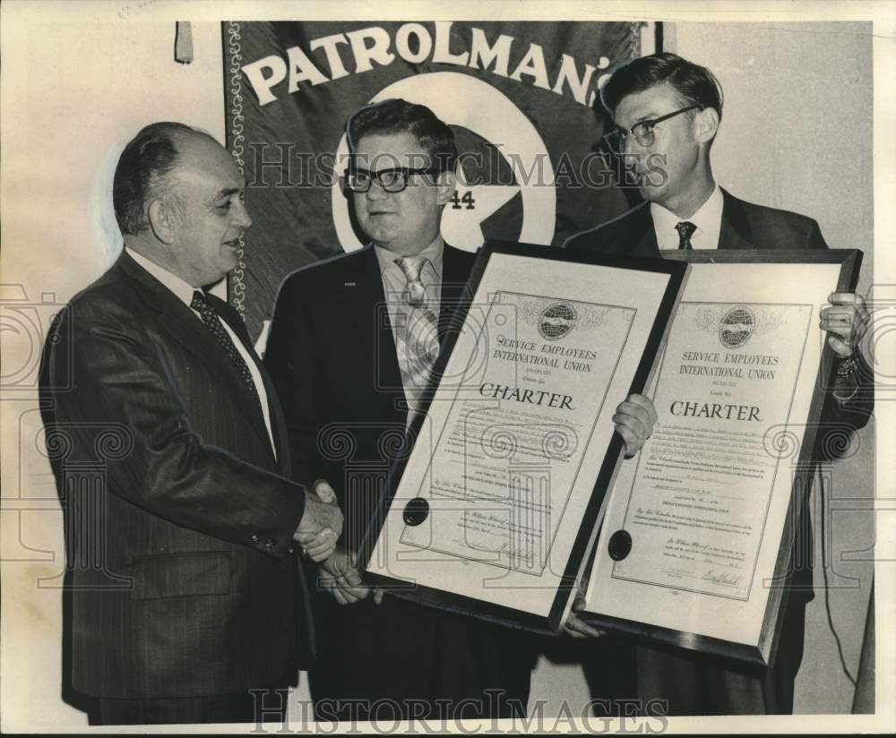 1971 Press Photo Val Cox Senior receives charter, Patrolman&#39;s Association - Historic Images