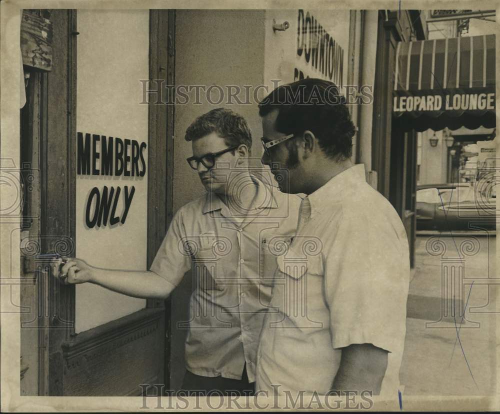 1969 Press Photo New Orleans police raid Sportsmen&#39;s Club for baseball handbook - Historic Images