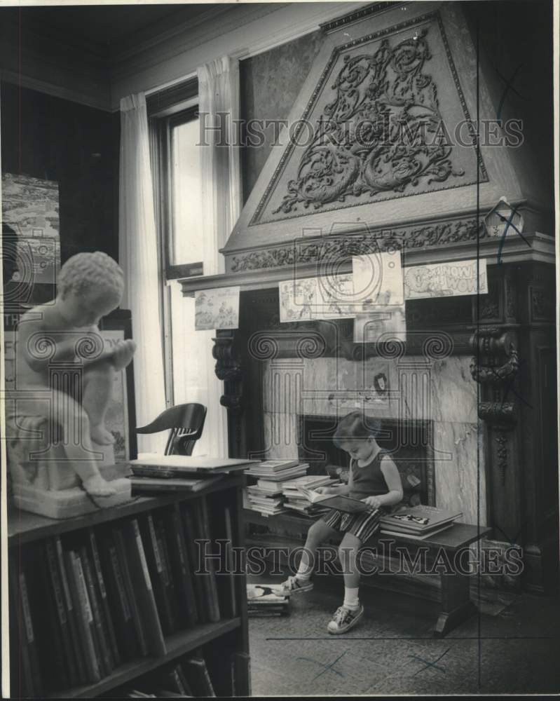 1972 Press Photo Boy reads a book on fireplace in New Orleans Public Library- Historic Images