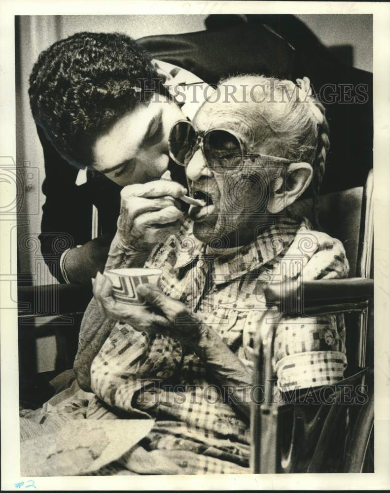 1977 Press Photo Adele &quot;Jack&quot; Labat celebrates 103rd birthday at Providence - Historic Images