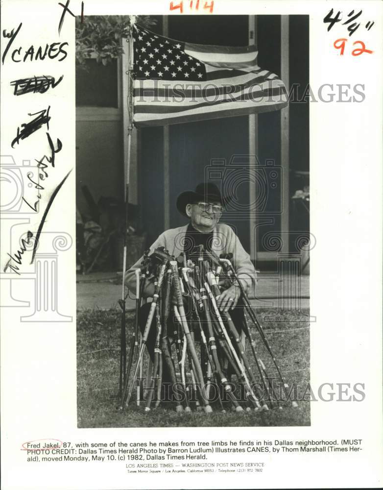 1982 Press Photo Fred Jakel with canes he makes from limbs in Dallas- Historic Images