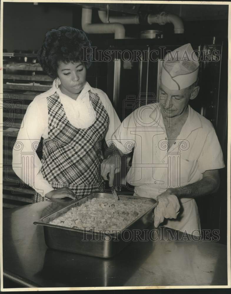 Load image into Gallery viewer, 1972 Press Photo Mrs. Jesse Harris &amp; Girod Tobler, Commons restaurant
