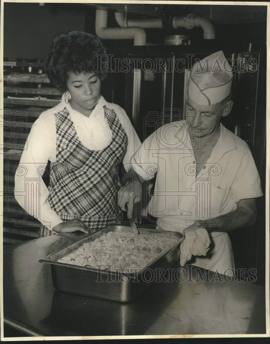 1972 Press Photo Mrs. Jesse Harris & Girod Tobler, Commons restaurant