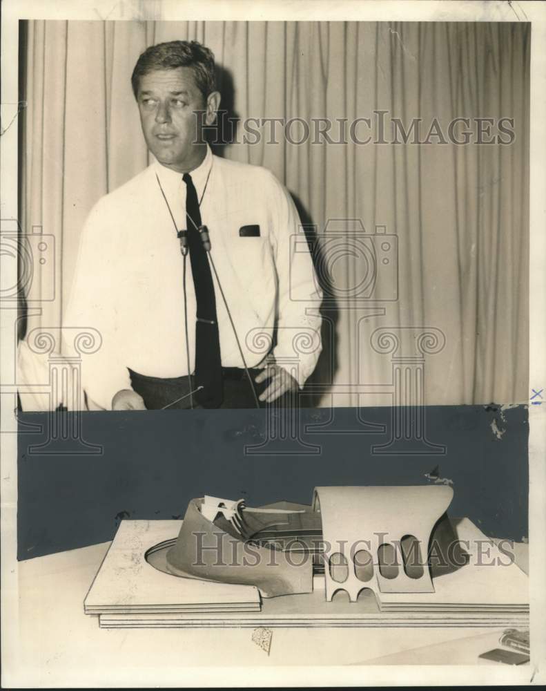 1967 Press Photo New Orleans-M.C. &quot;Buster&quot; Curtis, with model of domed stadium