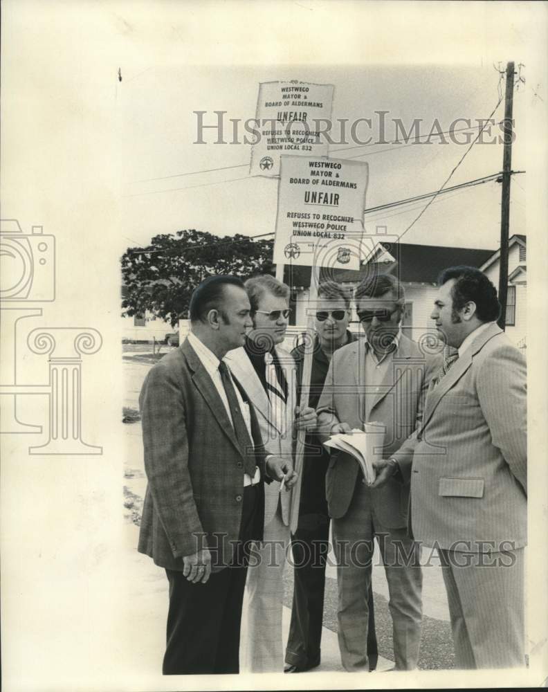 1974 Press Photo Westwego police union protests Board of Alderman- Historic Images