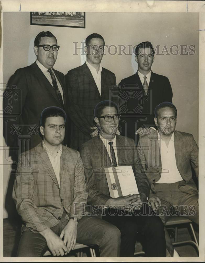 1969 Press Photo New Orleans-Jimmie A. Mahan &amp; law enforcement officers honored - Historic Images