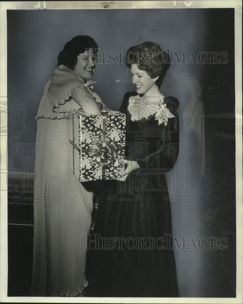 1976 Press Photo Sally Longenecker &amp; Gwen Alcus at the Symphony Fund Raising- Historic Images