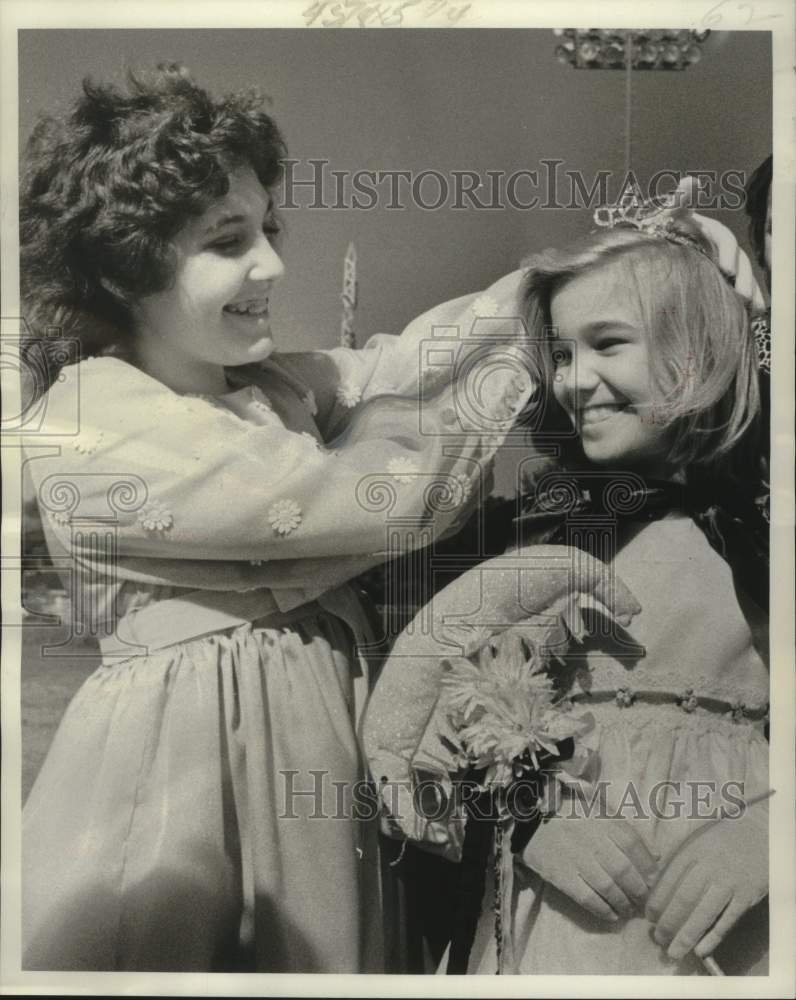 1975 Press Photo Robin Fassbender crowing Donna Latino, new Shrimp Bowl Queen - Historic Images