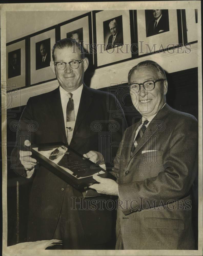 1966 Press Photo H. A. McCloud, Retail Merchants Bureau Chairman during meeting - Historic Images