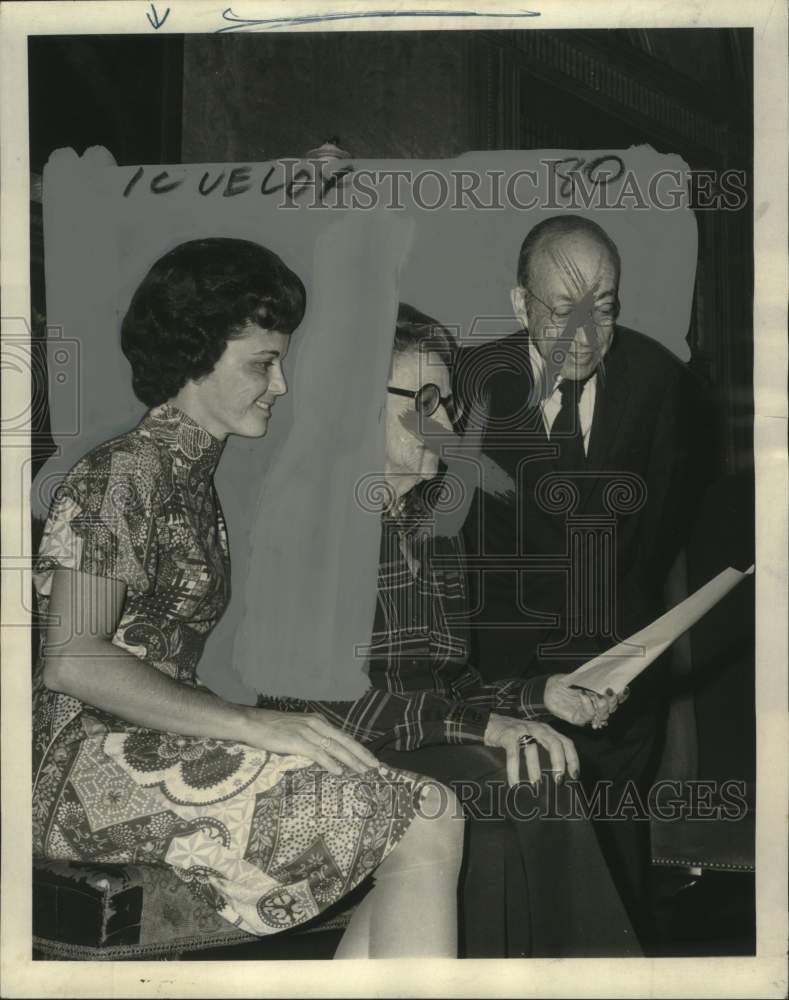 1974 Press Photo Mrs. Moon Landrieu, Volunteers in Government Responsibility - Historic Images