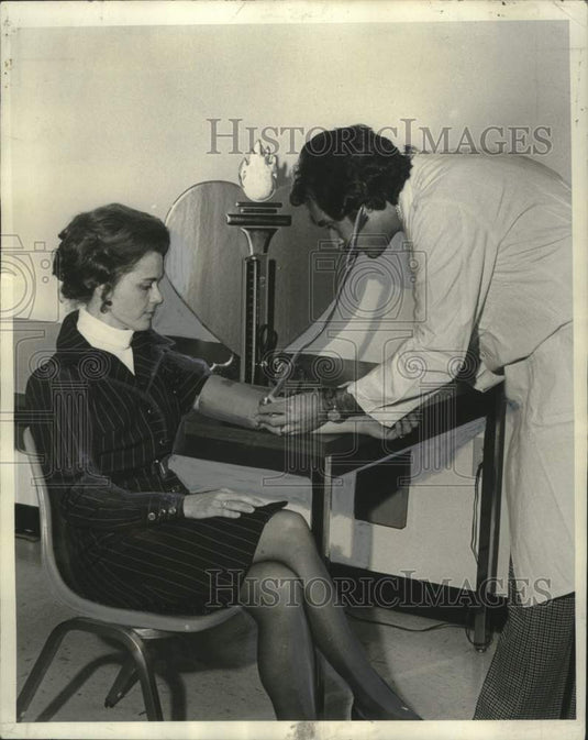 1973 Press Photo Mrs. Moon Landrieu has blood pressure checked in New Orleans- Historic Images