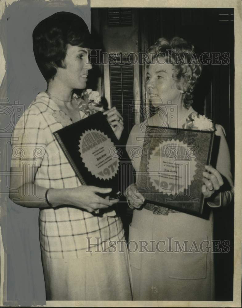 1971 Press Photo Iris Kelso &amp; Patsy Sims with Headliner Awards - noo41063- Historic Images