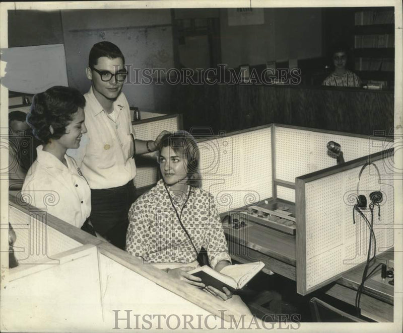 Load image into Gallery viewer, 1960 Press Photo Linda Ingolia, David Diaz, Marcia Chalona- Language Problems
