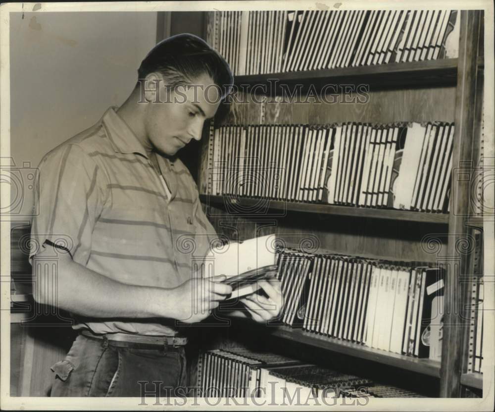 1960 Press Photo Freshman Spanish student Edwin Lewis at the Language Laboratory