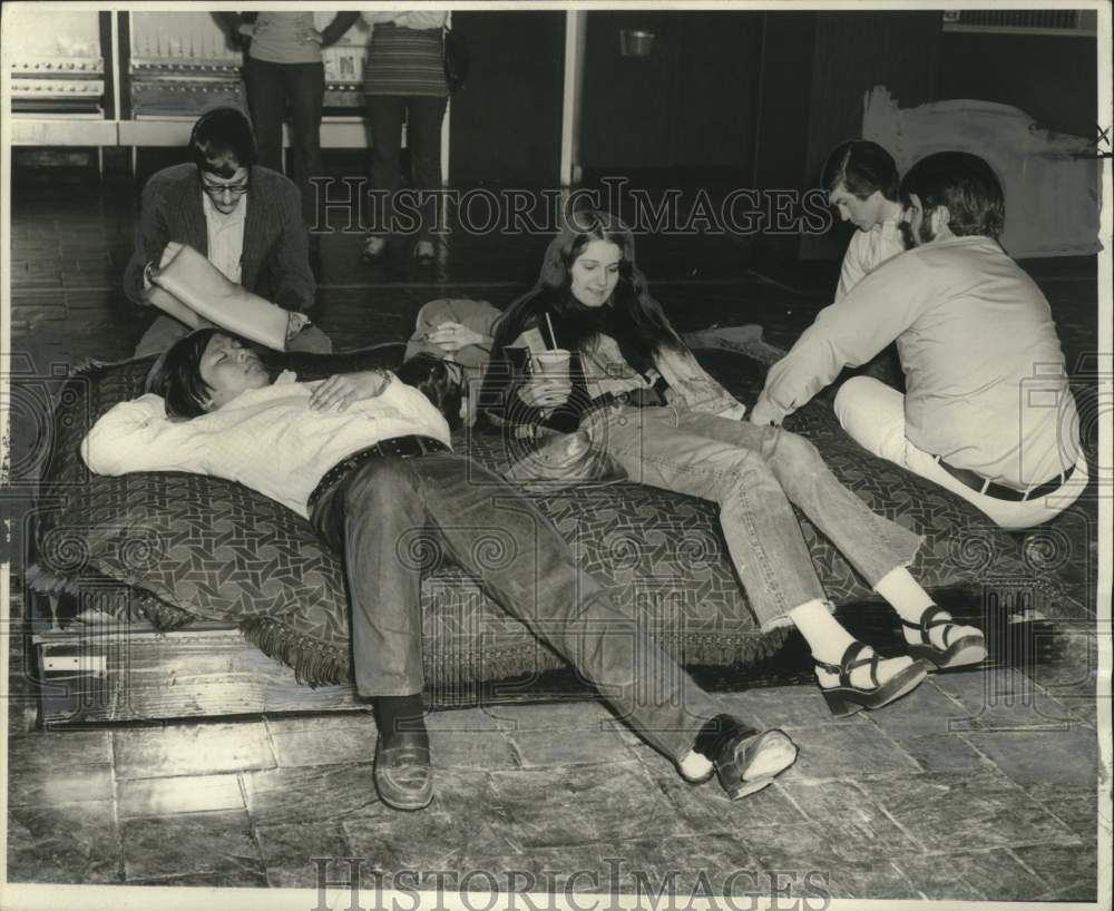 1971 Press Photo LSUNO students trying out the new waterbed at University Center- Historic Images