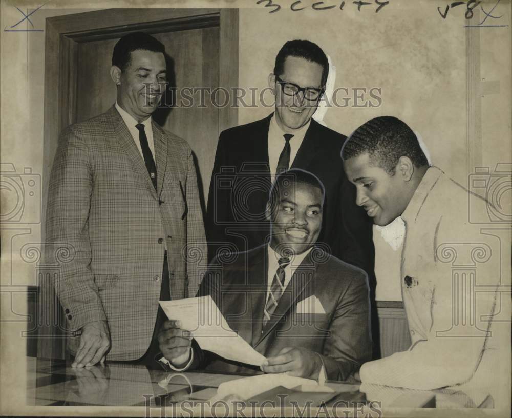 1967 Press Photo Errol Roy signs up to play football with Michigan State- Historic Images