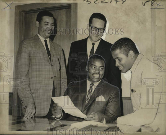 1967 Press Photo Errol Roy signs up to play football with Michigan State- Historic Images