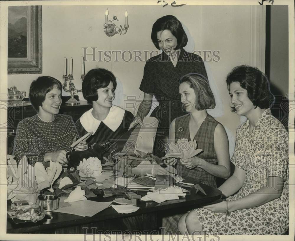 1964 Press Photo Mrs. Paul E. Jahncke III makes decorations for "Spanish Fiesta"- Historic Images