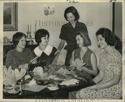 1964 Press Photo Mrs. Paul E. Jahncke III makes decorations for "Spanish Fiesta"- Historic Images