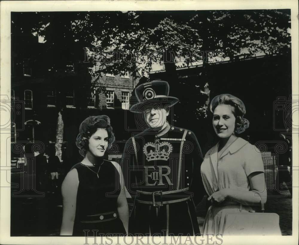 1961 Press Photo Girls with London Beefeater in London - noo41258