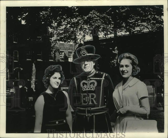 1961 Press Photo Girls with London Beefeater in London - noo41258