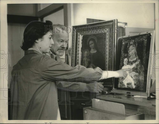 1960 Press Photo Mrs. Susanne Sack looks at painting of Madonna and child - Historic Images